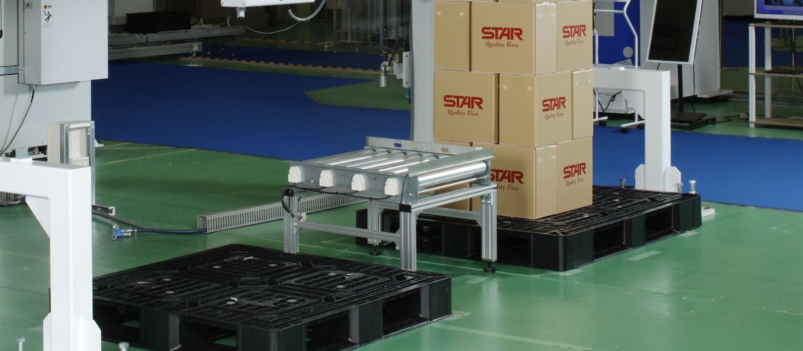 荷物のずれを補正する位置決コンベア